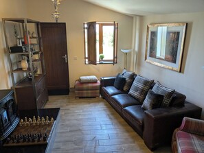 Cottage | Living area - Cozy Cottage Close to Haworth Sleeps 2 With Garden (Keighley)