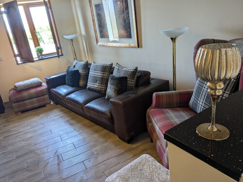 Cozy Cottage Close to Haworth Sleeps 2 With Garden