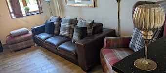 Cozy Cottage Close to Haworth Sleeps 2 With Garden