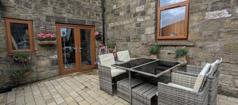 Cozy Cottage Close to Haworth Sleeps 2 With Garden