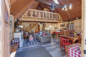 Smart TV, fireplace, video games, books - Updated Mt Rainier Cabin near White Pass and Cowlitz River - Mama Bear Chalet (Packwood)
