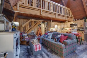 Smart TV, fireplace, video games, books - Updated Mt Rainier Cabin near White Pass and Cowlitz River - Mama Bear Chalet (Packwood)