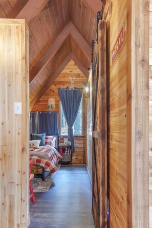 3 bedrooms, desk, free WiFi, bed sheets - Updated Mt Rainier Cabin near White Pass and Cowlitz River - Mama Bear Chalet (Packwood)