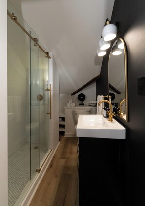 Douche, sèche-cheveux, serviettes fournies, savon