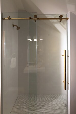 Douche, sèche-cheveux, serviettes fournies, savon