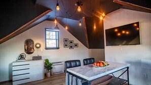 Ein Essbereich mit Tisch, Stühlen und einer Chandelier.