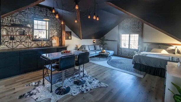 Ein modernes Loft mit Küche, Essbereich und Wohnbereich.