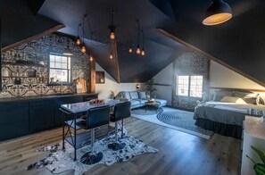 Een moderne loft met keuken, eethoek en woonruimte.