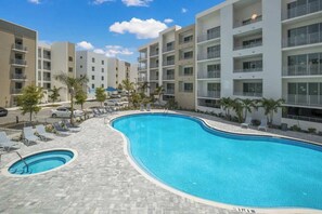 Een buitenzwembad en een verwarmd zwembad