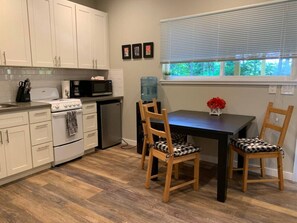 Private kitchen - Maple Valley Hummingbird Studio (Maple Valley)