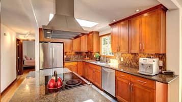 Een koelkast, een magnetron, een koffiezetapparaat/waterkoker