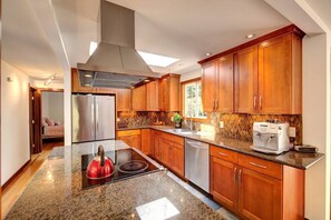 Een koelkast, een magnetron, een koffiezetapparaat/waterkoker