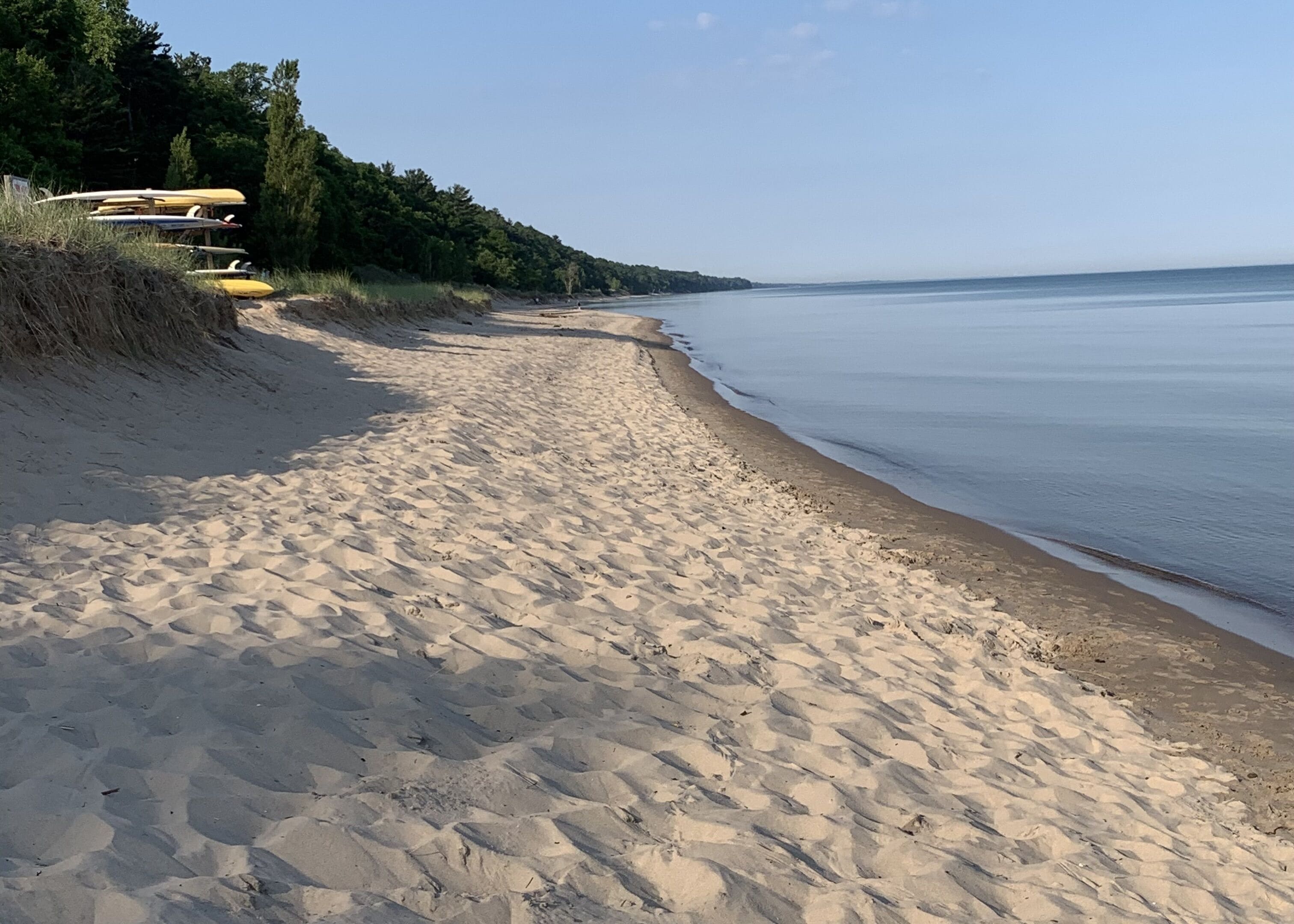 Una spiaggia nelle vicinanze, lettini da mare, teli da spiaggia