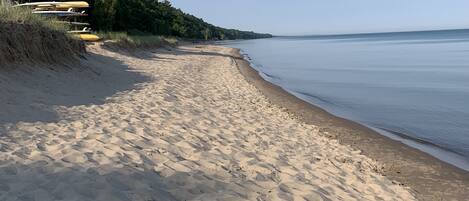 In Strandnähe, Liegestühle, Strandtücher