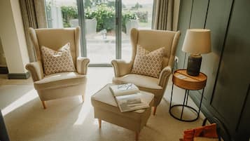 Een televisie en een open haard