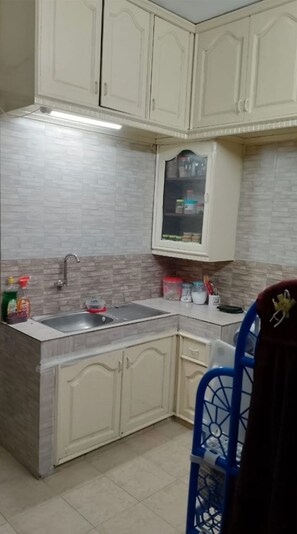 Fridge, stovetop, electric kettle, cookware/dishes/utensils - 1 minute to Evercare Hospital (Dhaka)