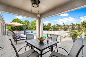 屋外ダイニングエリア