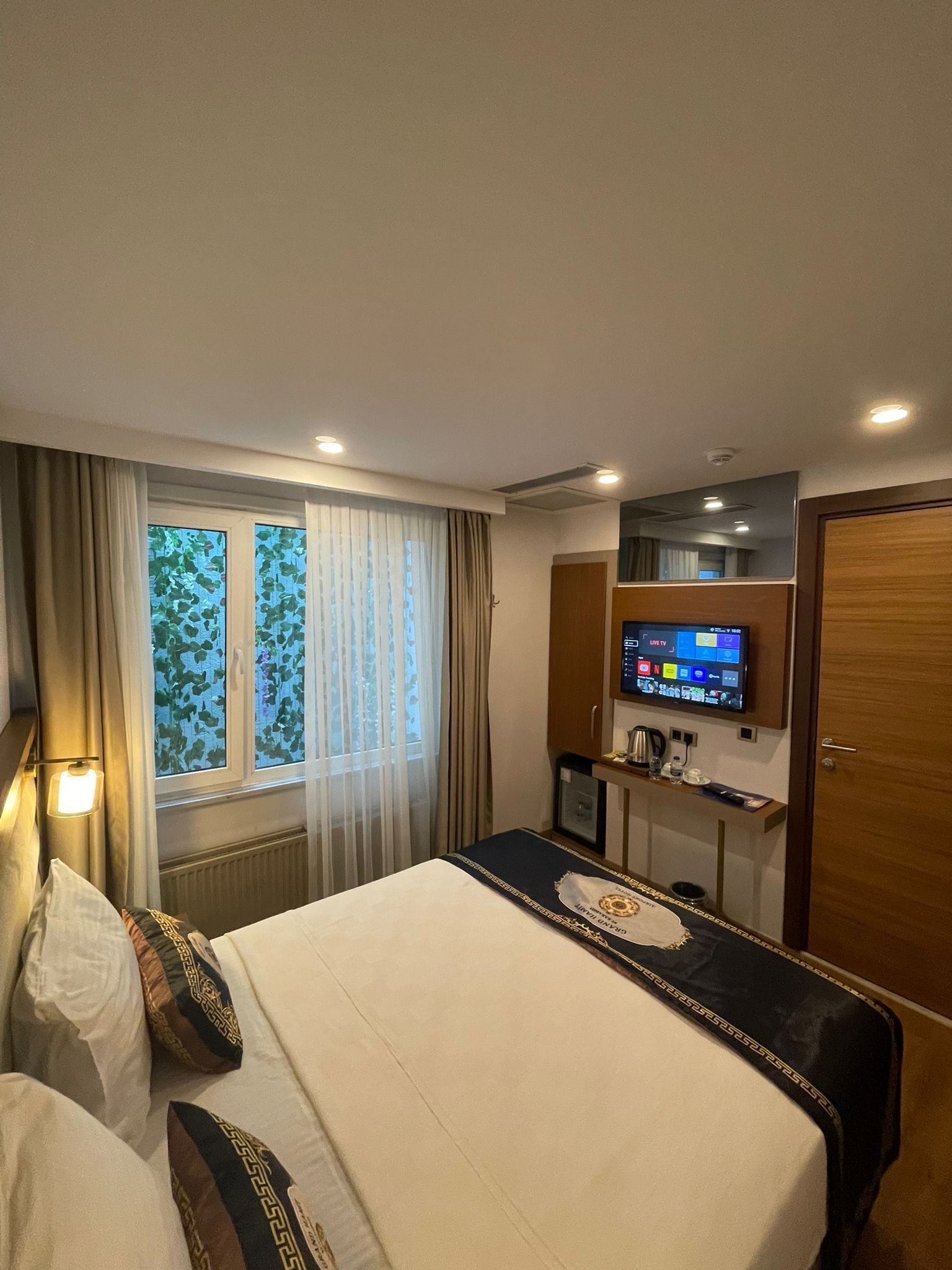 Economy Double Room (Shuttle Service With Fee) | ملاءات من القطن المصري وأغطية فراش متميزة وألحفة محشوة بالريش