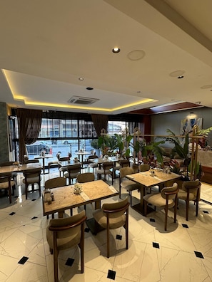 Breakfast, lunch, dinner served; Turkish cuisine - Grand Hamit By Karadayi Airport Hotel (Arnavutköy)