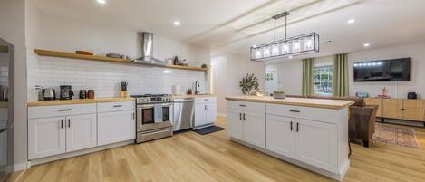 ثلاجة، ميكروويف، فرن، موقد طهي مسطح