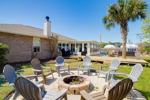 Terrace/patio - Experience Navarre Beach just 7 mins away (Navarre)