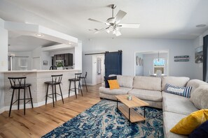 Smart TV - Experience Navarre Beach just 7 mins away (Navarre)