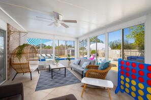 Smart TV - Experience Navarre Beach just 7 mins away (Navarre)