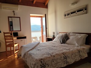 4 bedrooms, desk, iron/ironing board, free WiFi