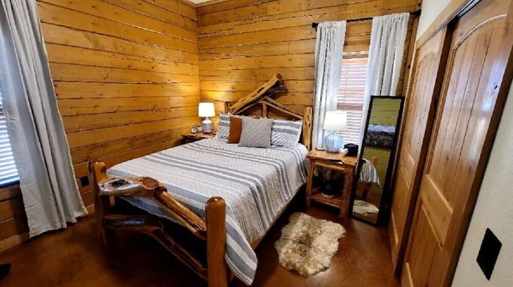 Luxurious Log Cabin on Premiere Equestrian Facility in TX