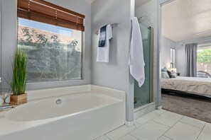 Shower, hair dryer, towels, soap - Perfect location and house for Super Bowl/PGA tournament events!! (Phoenix)