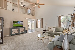 Living area - Perfect location and house for Super Bowl/PGA tournament events!! (Phoenix)