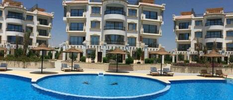 حمّام سباحة خارجي