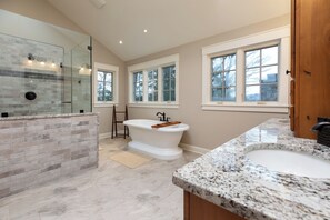 Regadera, secadora de cabello, toallas, jabón 