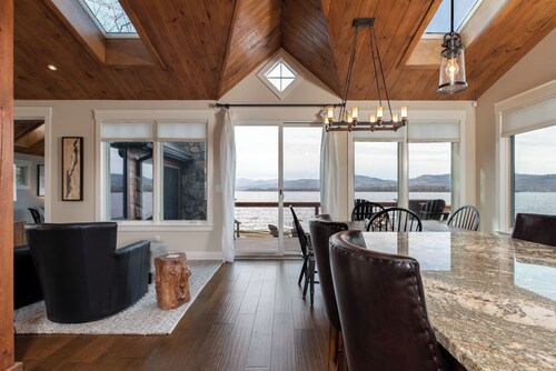 SPECTACULAR WATERFRONT HOUSE ON LAKE GEORGE