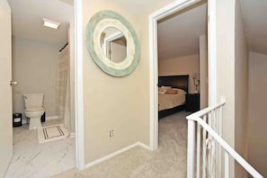 2 quartos, escrivaninha, ferros/tábuas de passar roupa