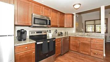 Jääkaappi, mikroaaltouuni, uuni, liesi