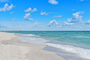 Sur la plage, sable blanc, serviettes de plage