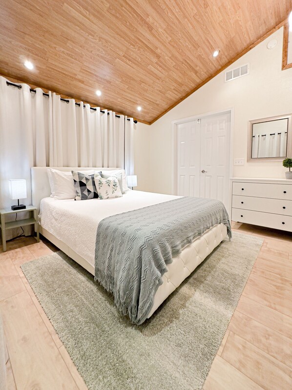 3 soverom, skrivebord, strykejern/-brett og reiseseng for barn