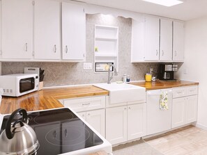 Fridge, microwave, oven, stovetop - Pet-Friendly 3BR Cottage | King Beds | Fenced Yard (Salem)