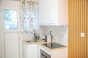 Fridge, oven, coffee/tea maker, toaster