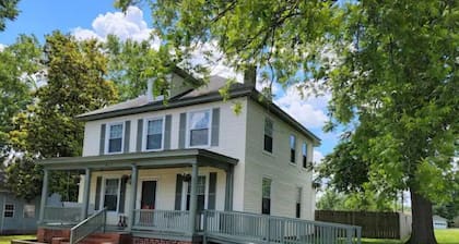 Historic Colonial Foursquare near FASTC/Ft Barfoot