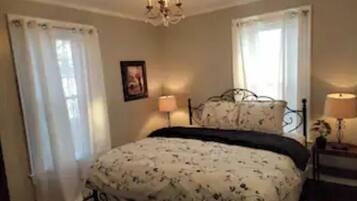 4 bedrooms, desk, iron/ironing board, free WiFi