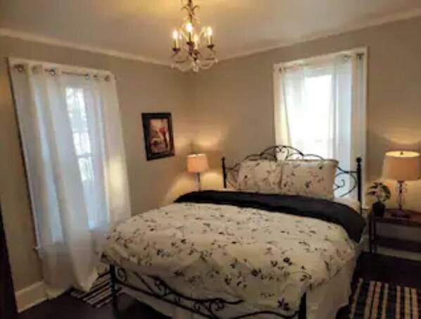 4 bedrooms, desk, iron/ironing board, free WiFi