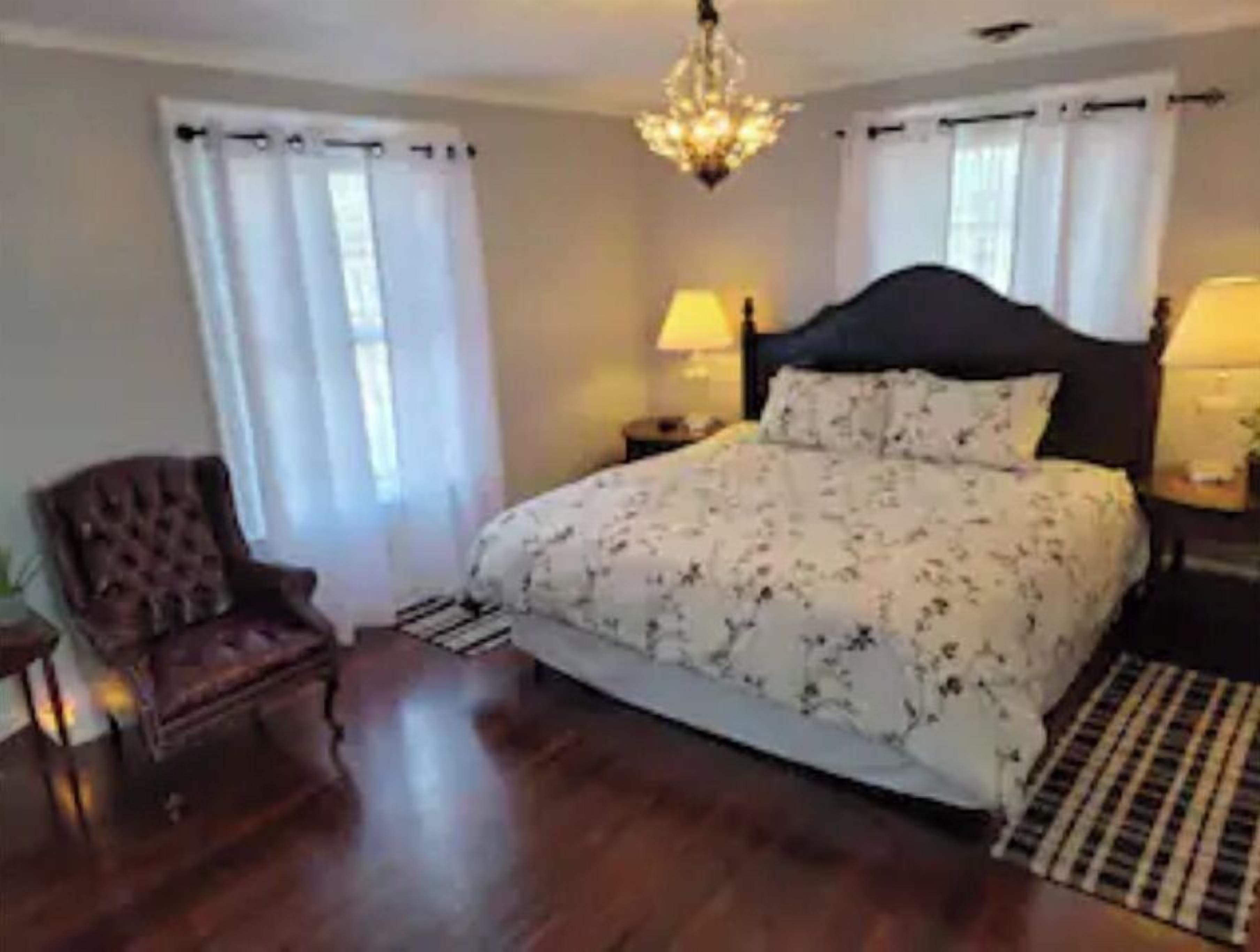 4 bedrooms, desk, iron/ironing board, free WiFi