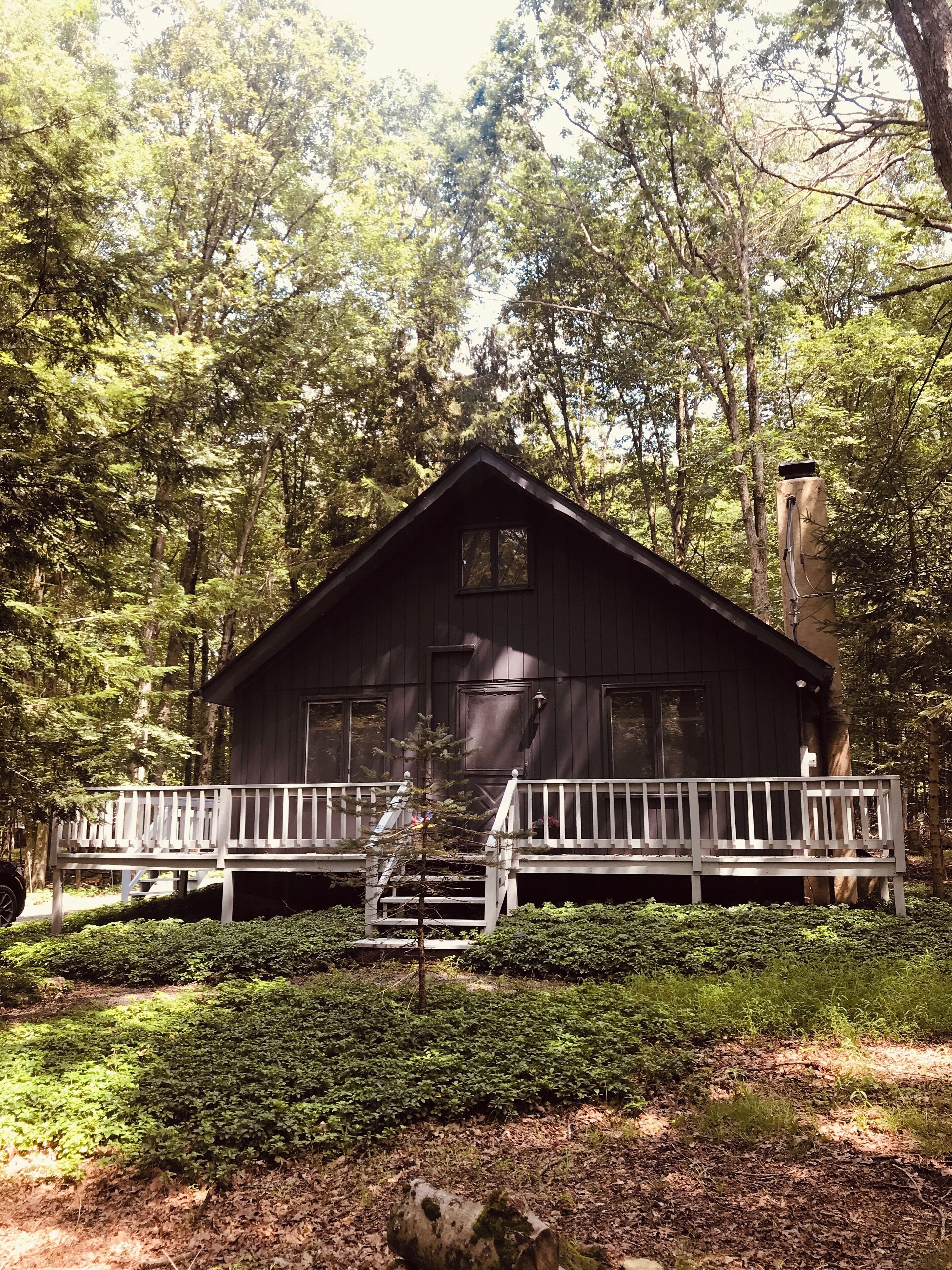 Cozy Cabin Close to Pocono Attractions with Community Lakes and Pools