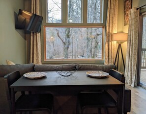 Smart TV - The Bird House ~ A modern treehouse in the forest ~ 15 minutes from downtown (Chattanooga)