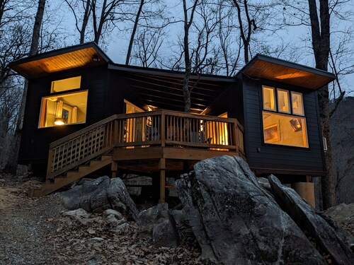 The Bird House ~ A modern treehouse in the forest ~ 15 minutes from downtown