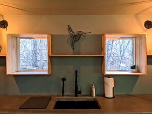 Fridge, microwave, paper towels - The Bird House ~ A modern treehouse in the forest ~ 15 minutes from downtown (Chattanooga)