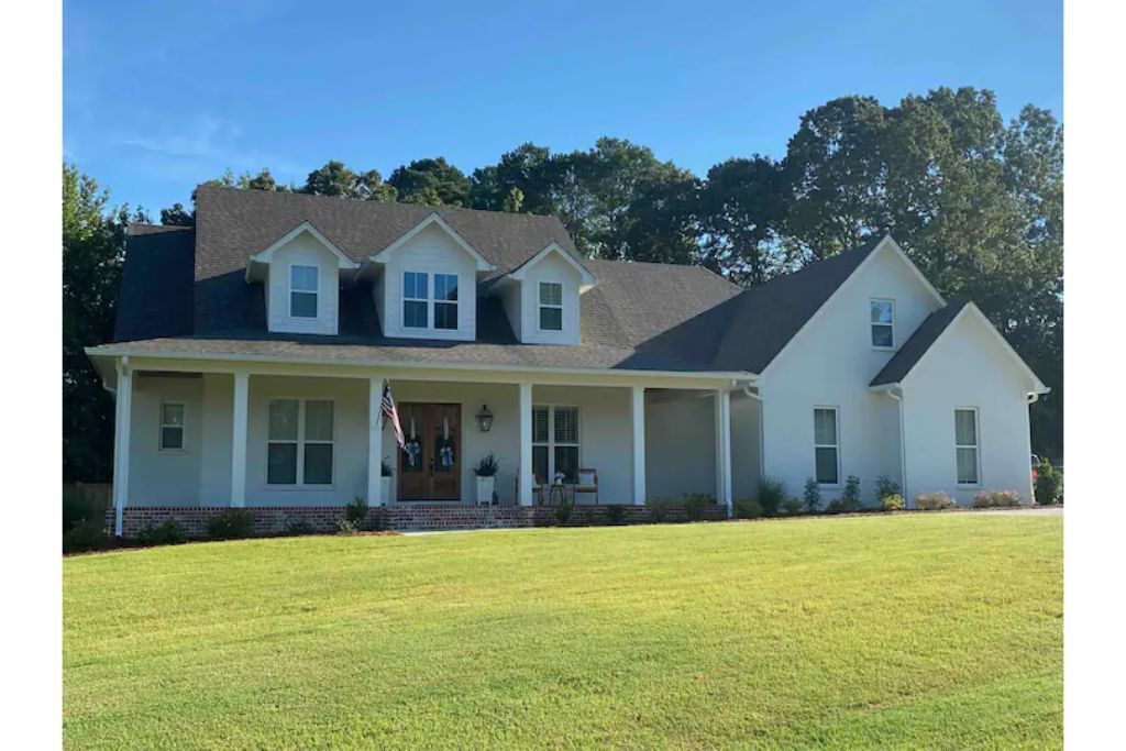 Brand New Home for Full Family - 6 mile to square.