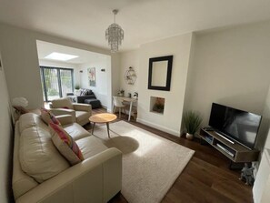 Smart TV - 3 By The Sea, Ground Floor Apartment By The Sea (Worthing)